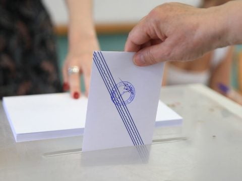 Δημοσκόπηση: Πέφτει το ΠΑΣΟΚ, δημοφιλής στην Κεντροαριστερά η Καρυστιανού